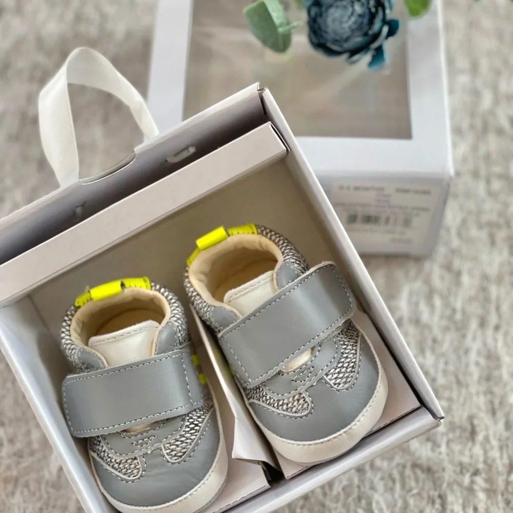 New with tags ROBEEZ FIRST KICKS INFANT Leather SHOES. Easy put on and Stay on!